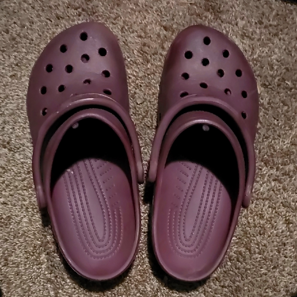 Maroon crocs size 8 women/6 men